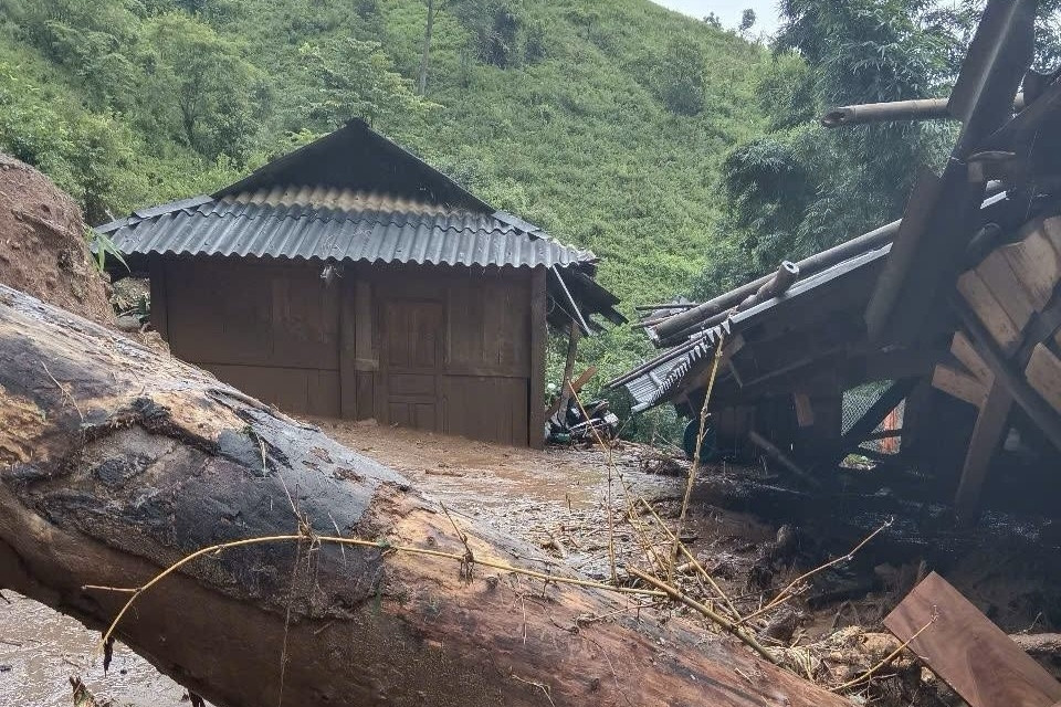 Hiện trường tan hoang sau trận lũ kinh hoàng khiến 12 người chết và mất tích