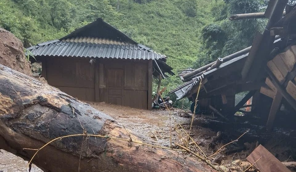 Hiện trường tan hoang sau trận lũ kinh hoàng kh...