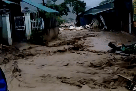 Hiện trường tan hoang sau trận lũ kinh hoàng khiến 12 người chết và mất tích