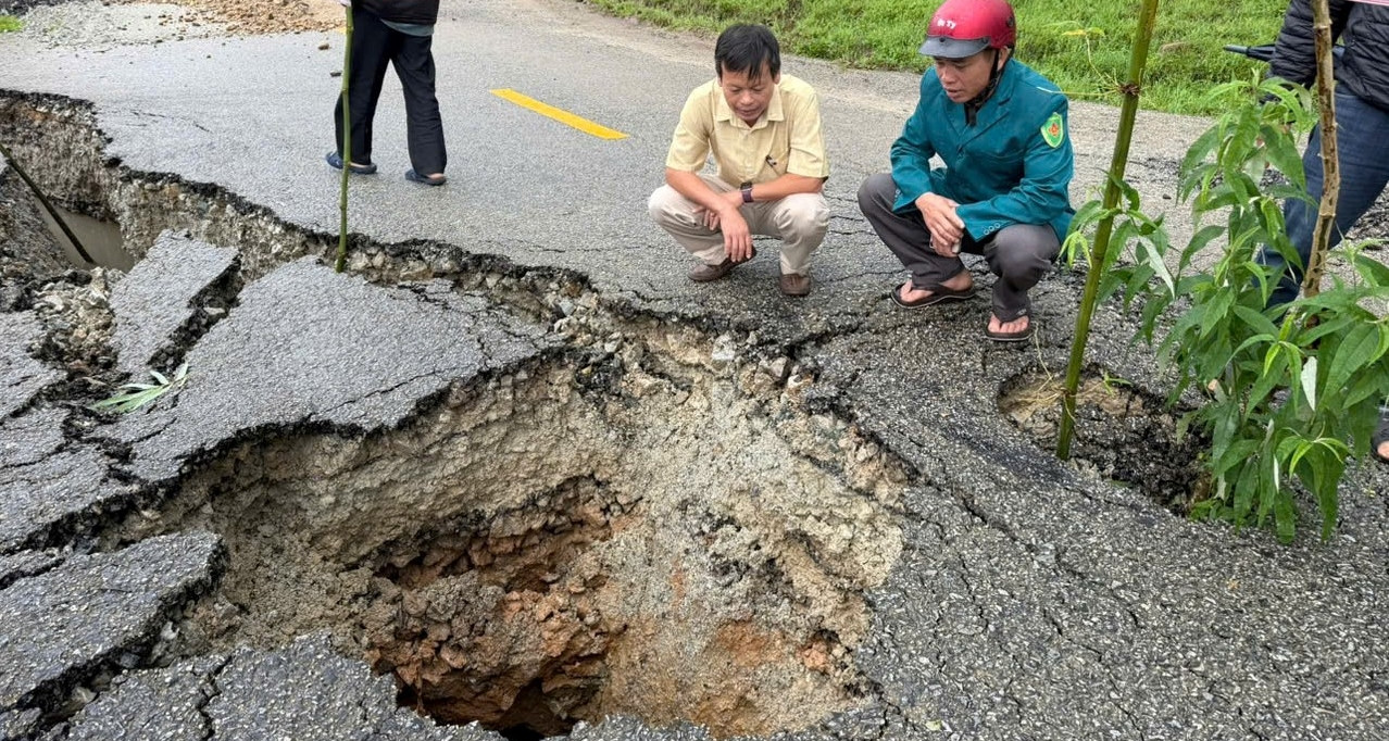 ‘Hố tử thần&amp;apos; xuất hiện trên quốc lộ