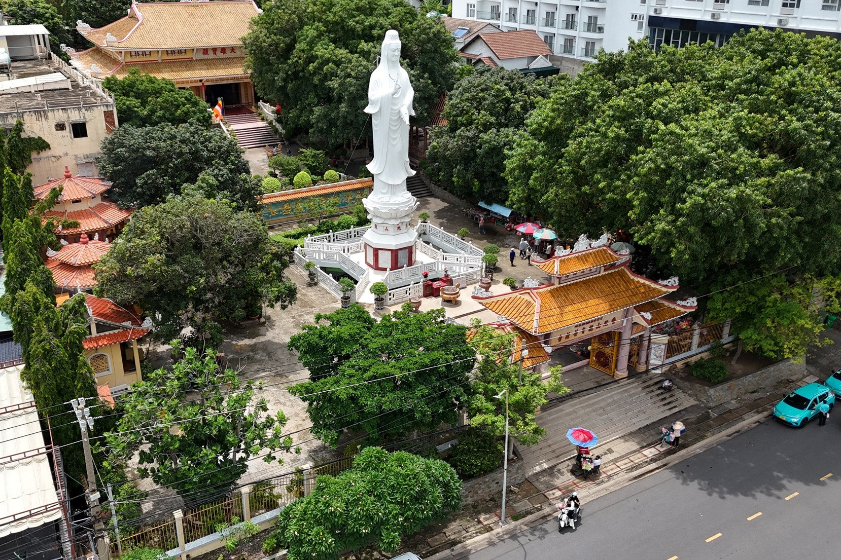 Ngôi chùa dưới triền núi mang tên vị Bồ Tát, có bức tượng cao 18m hướng ra biển