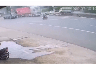 Người đi xe máy bị container tông văng vì sang đường kiểu 