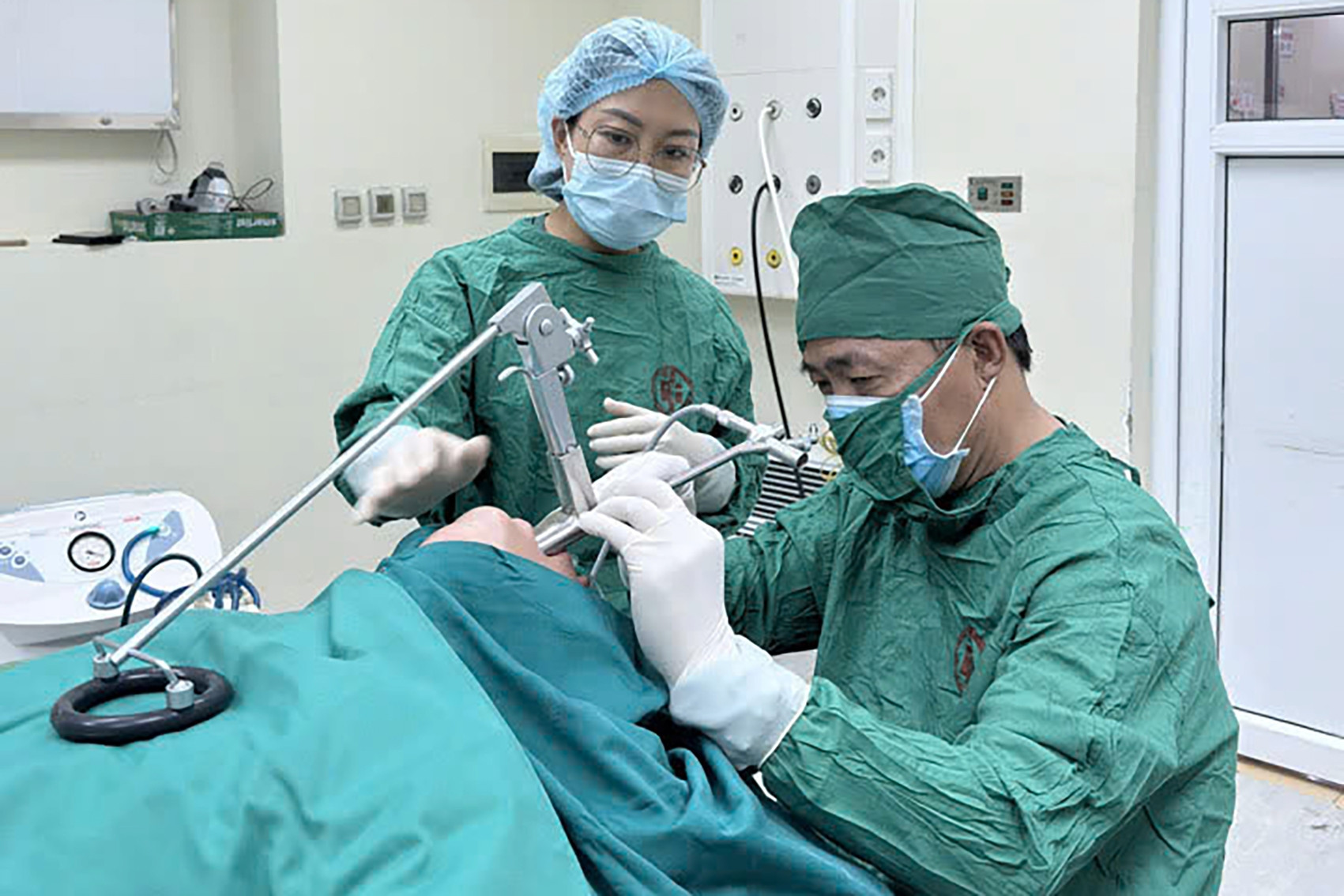 Người phụ nữ bị sặc mảnh quất hồng bì vào phổi, 10 ngày sau mới có triệu chứng