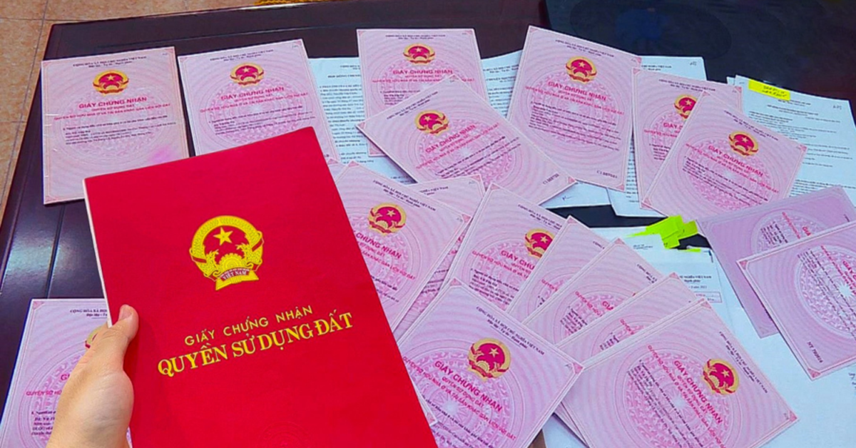 Nhặt được sổ đỏ &amp;apos;xin bồi dưỡng 10 triệu&amp;apos; mới trả, có thể đối mặt vòng lao lý?