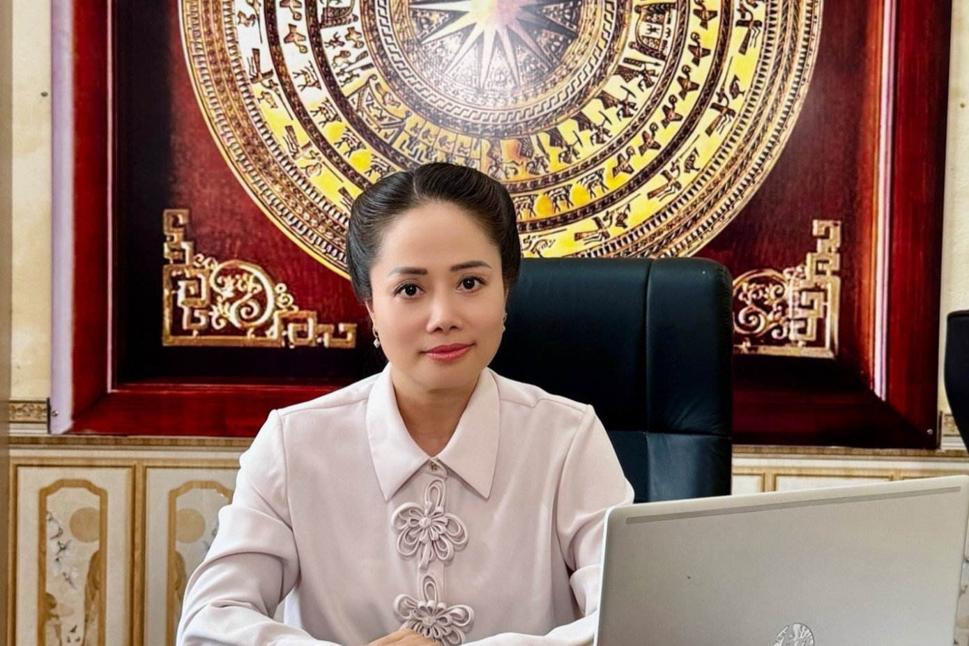 Nữ diễn viên đóng bí thư xã trên phim giờ vàng VTV là Trung tá công an