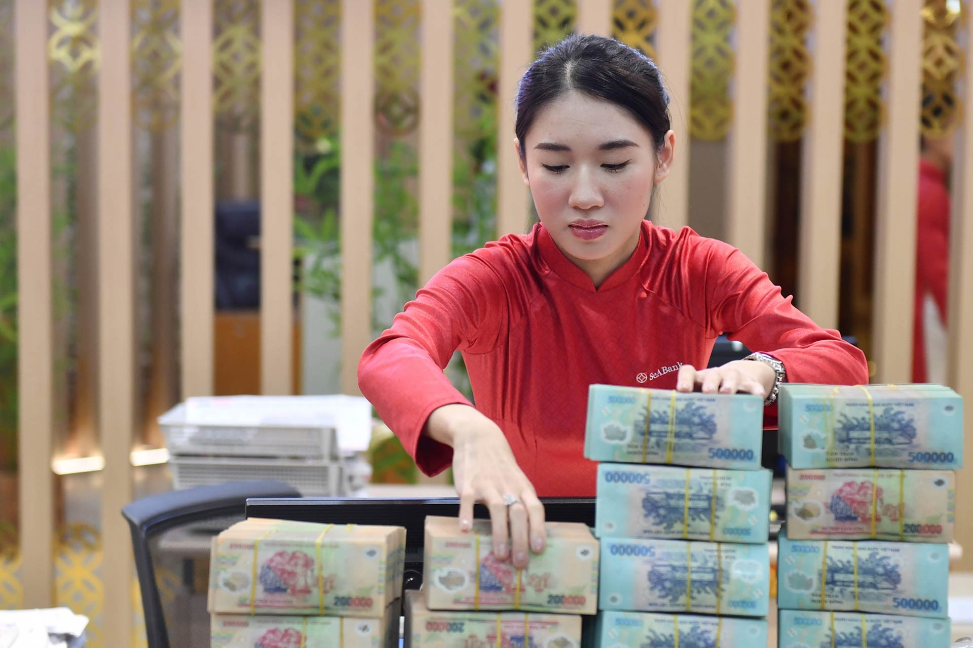 Quy định mới về tài sản tại tổ chức tín dụng; triển khai thị trường carbon