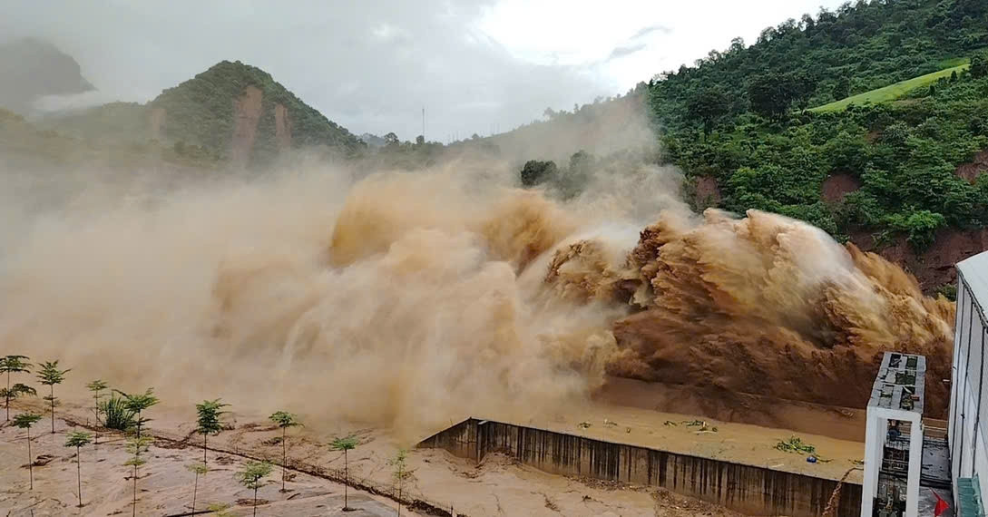 Thủy điện ở Điện Biên xả lũ, 300 hộ dân sơ tán ...
