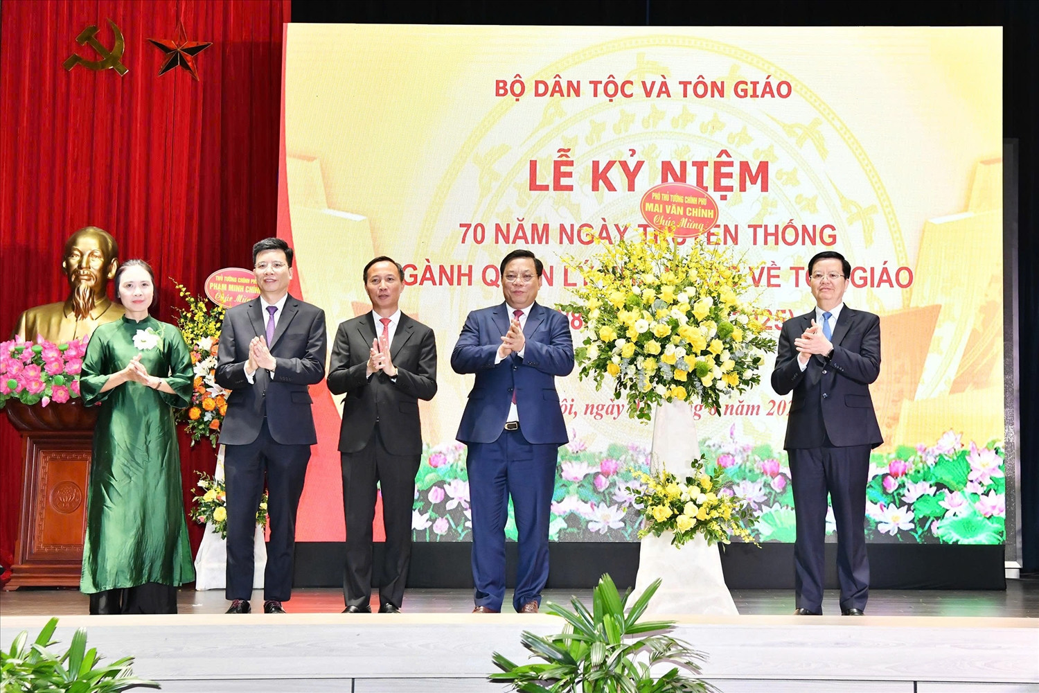 Phó Thủ tướng Chính phủ Mai Văn Chính tặng lẵng hoa chúc mừng Lễ kỉ niệm. (Ảnh: Hoàng Quý)