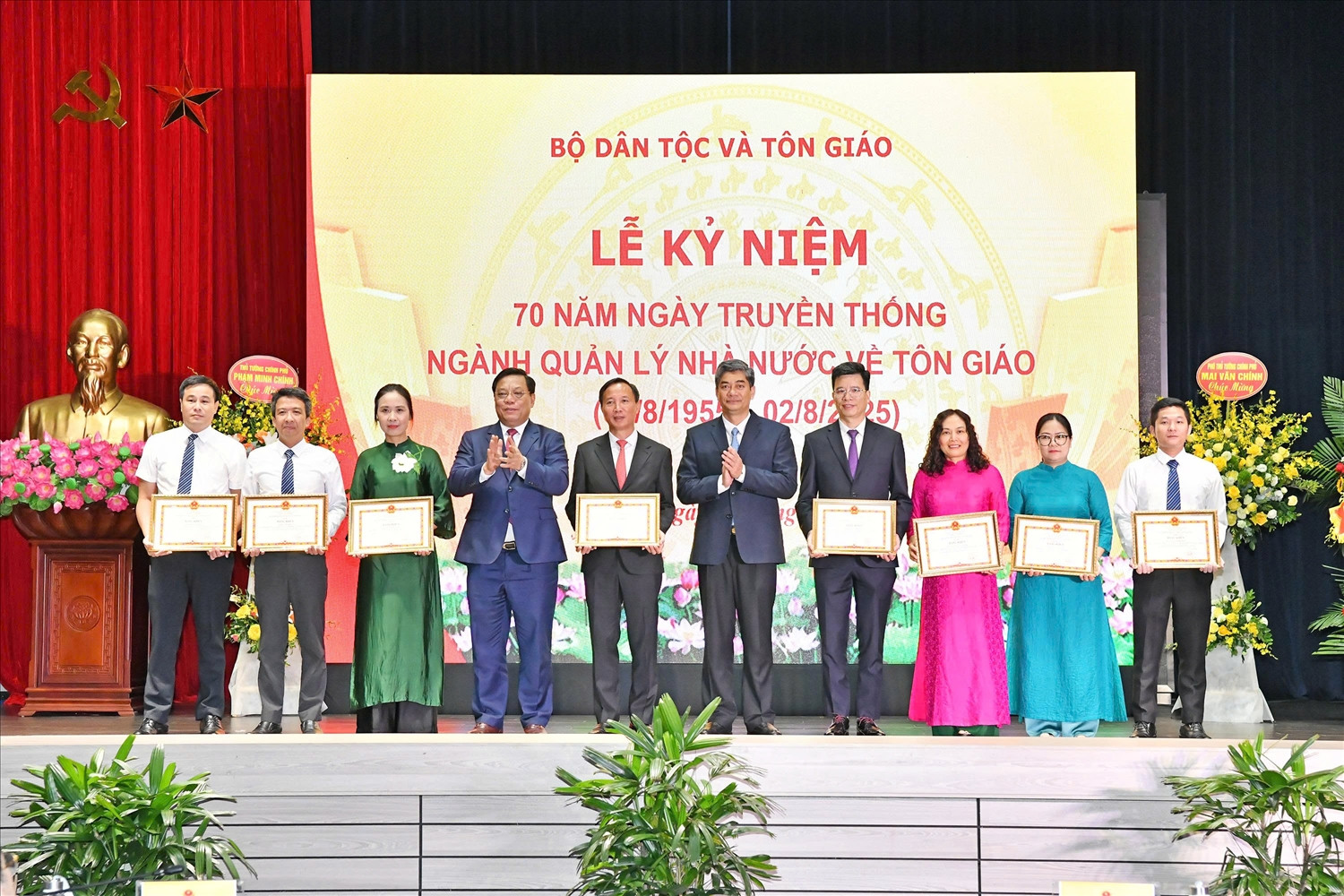 Thứ trưởng Y Vinh Tơr và Thứ trưởng Nguyễn Hải Trung trao Bằng khen của Bộ trưởng Bộ Dân tộc và Tôn giáo cho 9 cá nhân có thành tích xuất sắc trong thực hiện nhiệm vụ được giao. (Ảnh: Hoàng Quý)