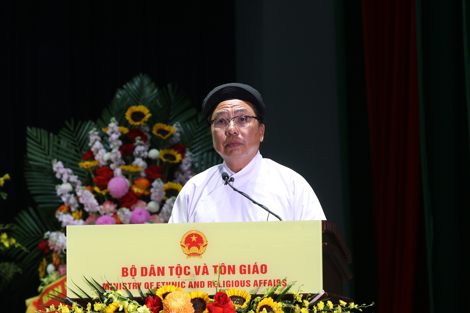 Đại biểu các tôn giáo chia sẻ tại Lễ kỉ niệm. (Ảnh: Hoàng Quý)