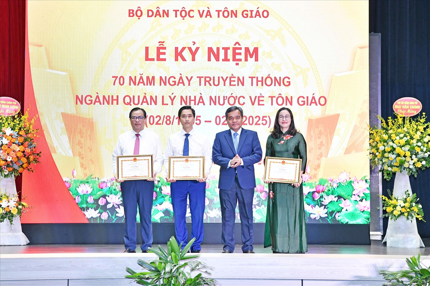 Thứ trưởng Thường trực Bộ Dân tộc và Tôn giáo Hồ Văn Niên trao Bằng khen của Bộ trưởng Bộ Dân tộc và Tôn giáo cho 3 tập thể của Ban Tôn giáo Chính phủ. (Ảnh; Hoàng Quý)