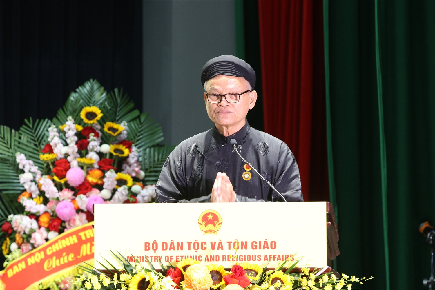 Đại biểu các tôn giáo chia sẻ tại Lễ kỉ niệm. (Ảnh: Hoàng Quý)