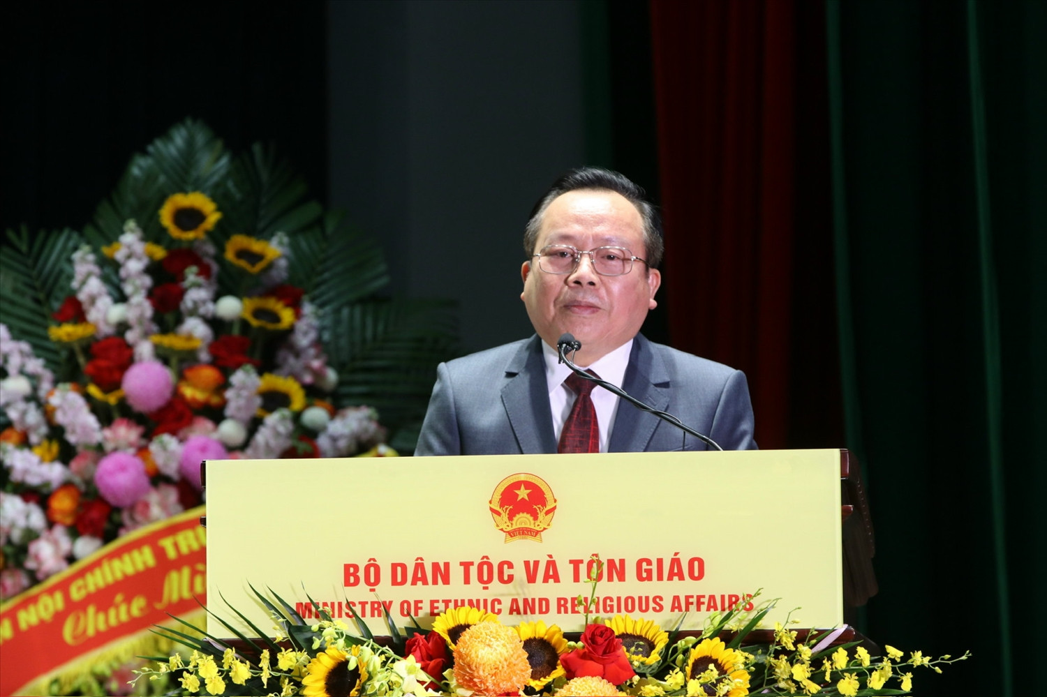 Đại biểu các tôn giáo chia sẻ tại Lễ kỉ niệm. (Ảnh: Hoàng Quý)