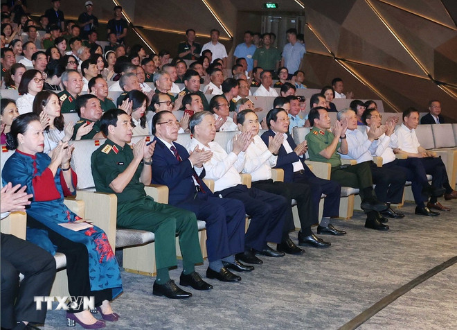 ttxvn-tong-bi-thu-du-chuong-trinh-nghe-thuat-giao-huong-thinh-phong.jpg