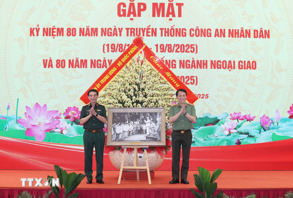 tong bi thu to lam du gap mat ky niem 80 nam ngay truyen thong cong an nhan dan va va ngoai giao 01 7 5824.jpg