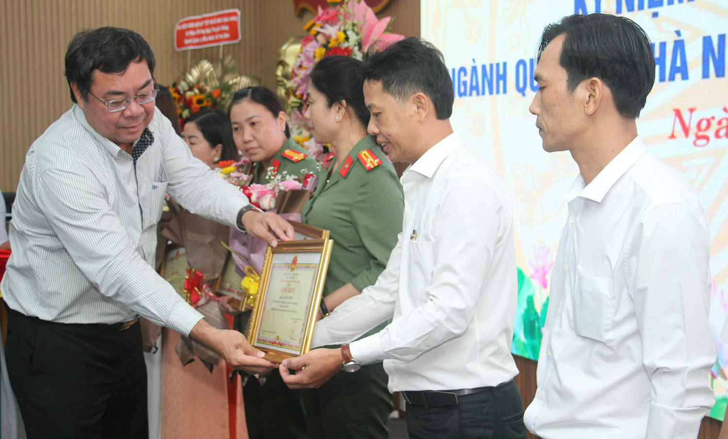 Trao bằng khen.jpeg