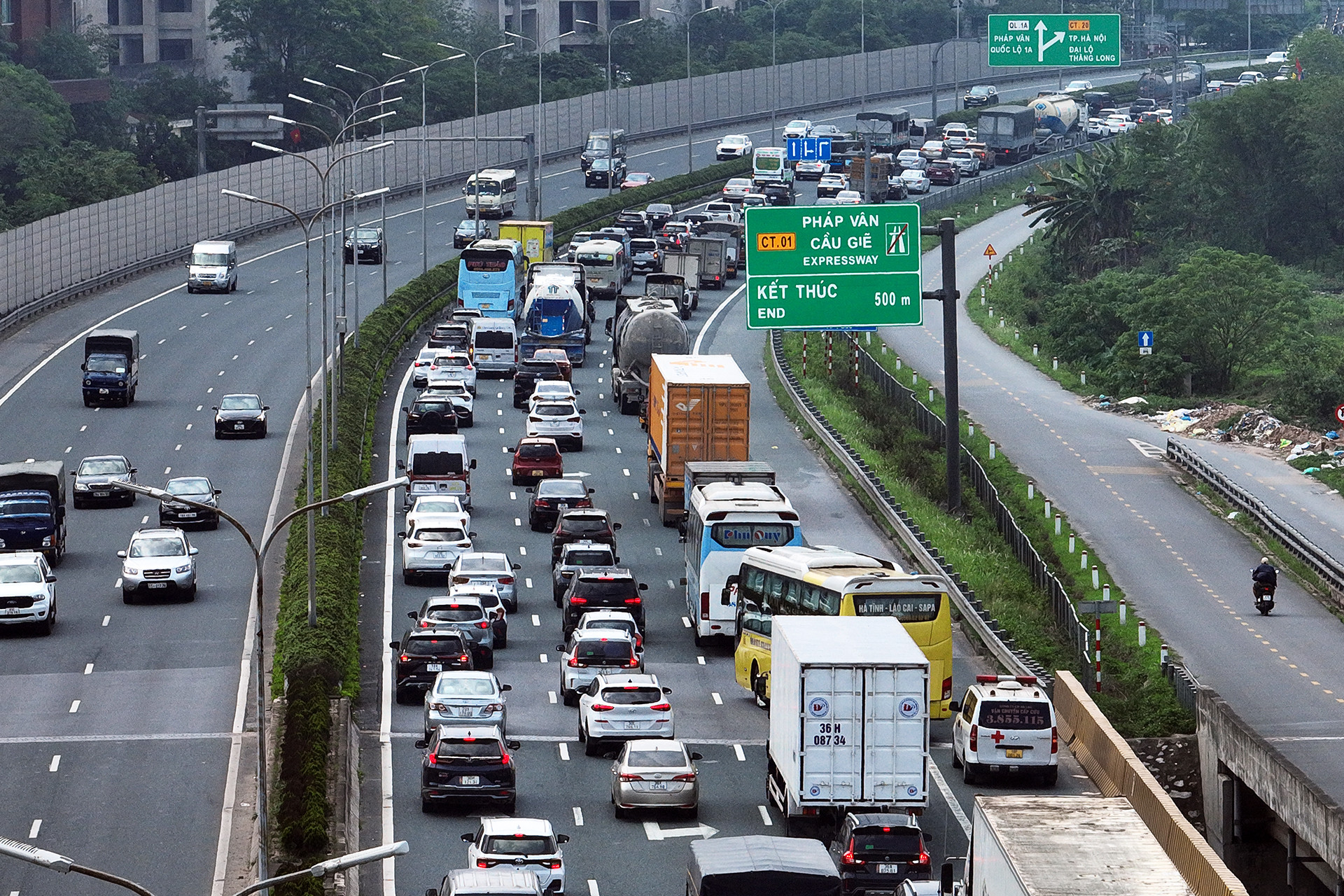 Cục CSGT đề xuất thí điểm cấm ô tô tải đi sát dải phân cách trên 2 cao tốc