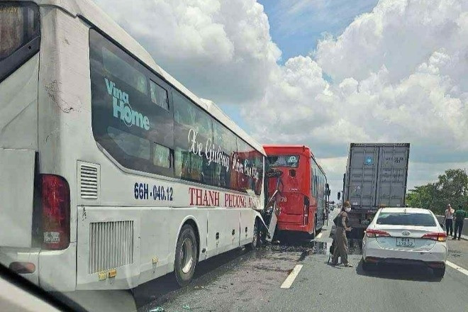 Xe giường nằm tông nhau trên cao tốc TPHCM - Trung Lương