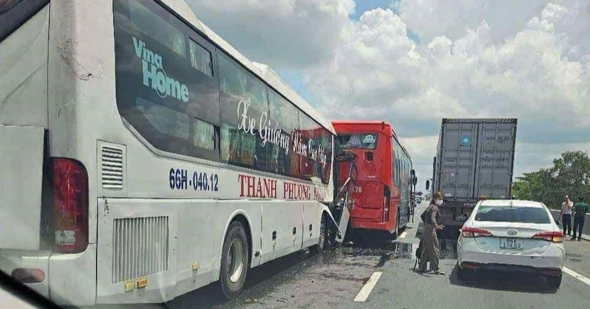 Xe giường nằm tông nhau trên cao tốc TPHCM - Trung Lương