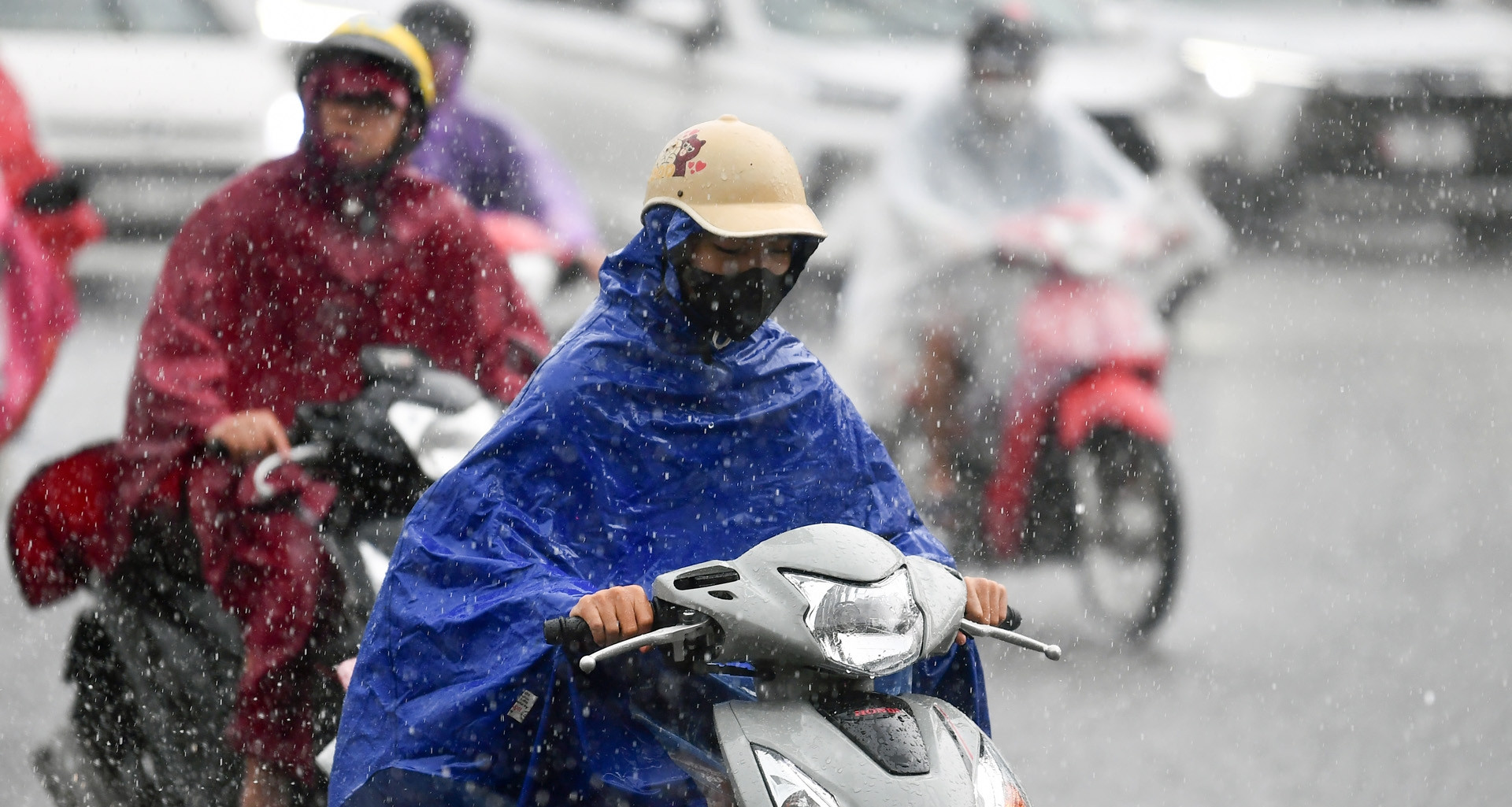 Dự báo thời tiết 11/8/2025: Điểm tên khu vực có mưa lớn, Hà Nội còn nắng 35 độ