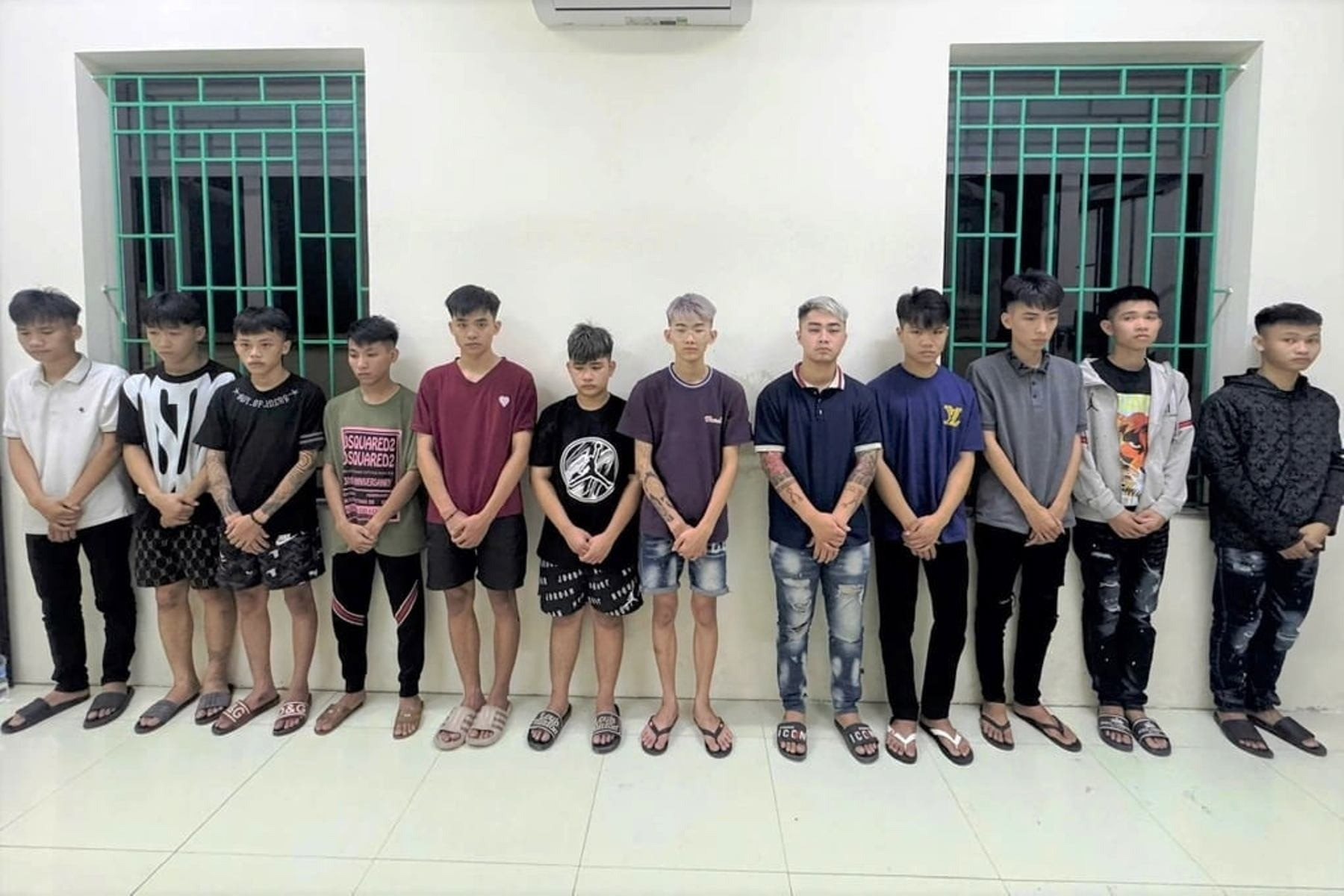 Bắt giam 12 thanh thiếu niên mang hung khí đuổi đánh nhau trên phố