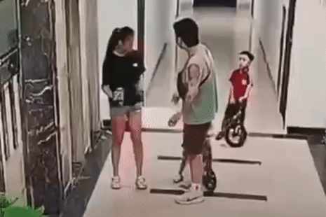 Camera ghi cảnh người đàn ông xăm trổ đánh dã man cô gái tại chung cư ở Hà  Nội