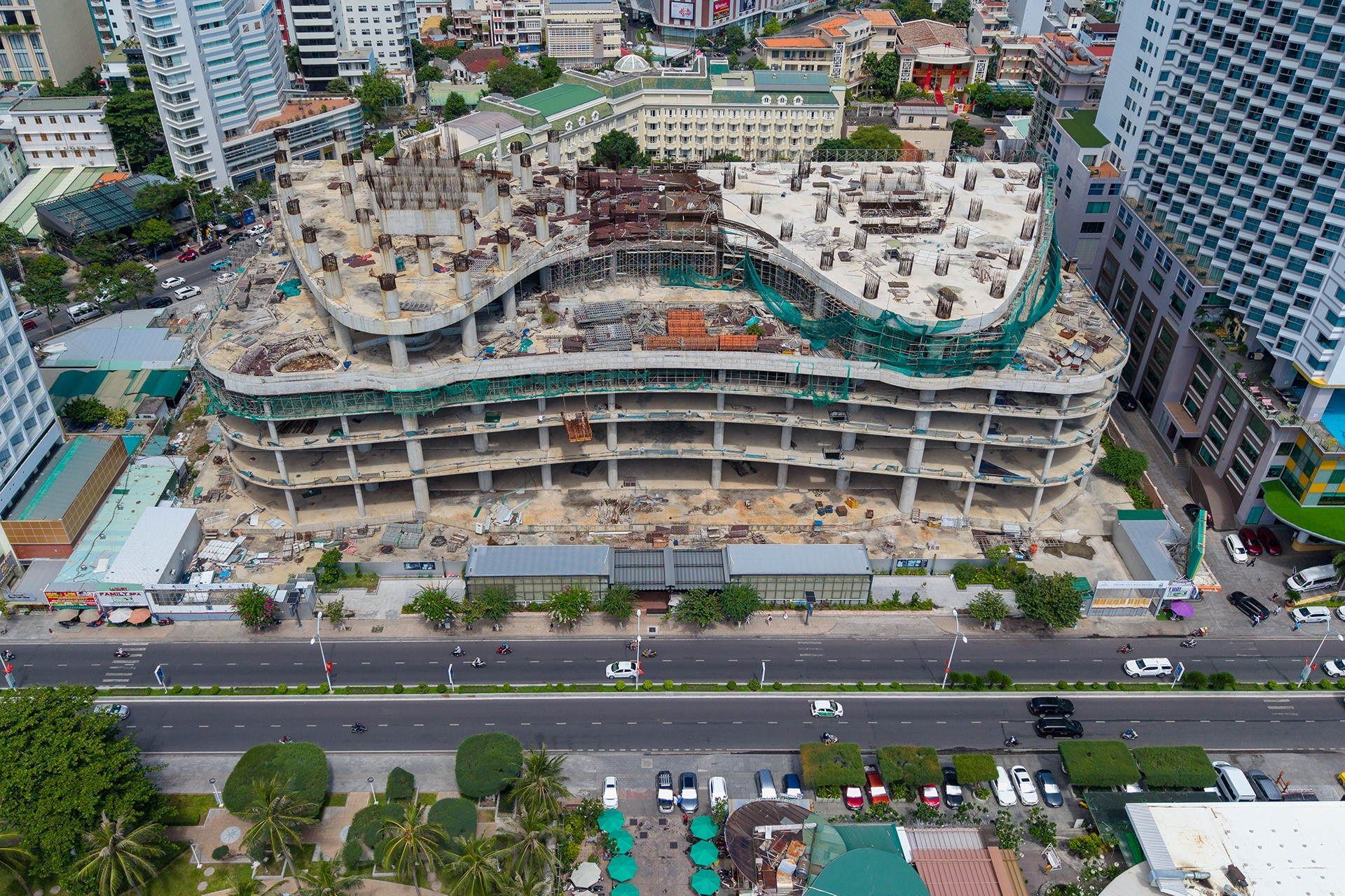 Cảnh hoang tàn tại siêu dự án khách sạn trên ‘đất vàng’ bậc nhất Nha Trang
