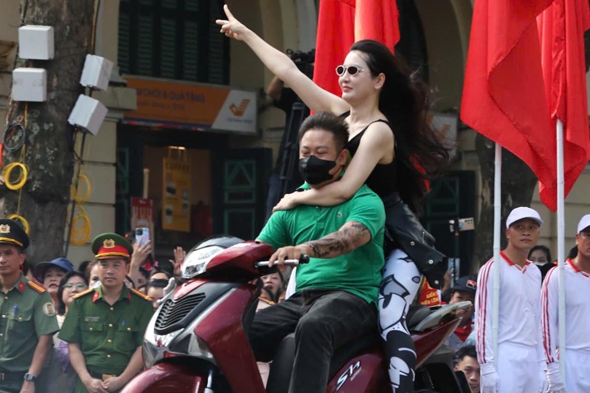 Chân dung thiếu tá công an nhập vai 'girl phố' gây náo loạn hồ Hoàn Kiếm