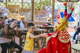 Chàng trai miền Tây đêm đêm 'bán nụ cười', trích thù lao làm điều cảm động