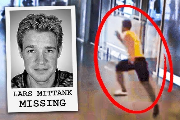 Du khách la hét chạy khỏi sân bay rồi mất tích, mẹ đau khổ tìm suốt 11 năm