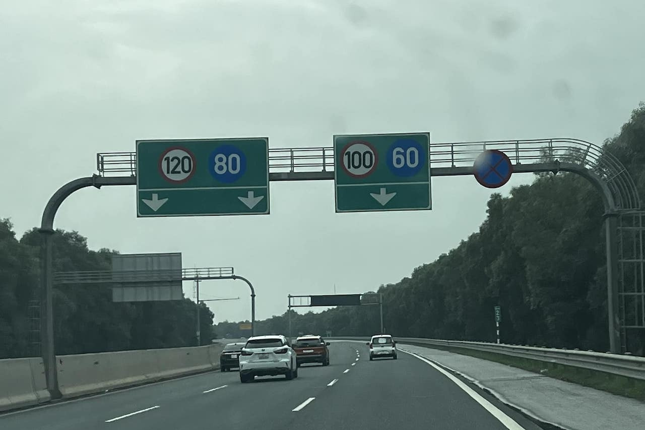 Giảm tốc độ tối đa làn 2 cao tốc xuống 100km/h: Có đánh đố tài xế?
