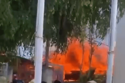 Hiện trường loạt nhà gỗ quý 7 tỷ đồng cháy thành than khiến nữ chủ nhân khóc ngất