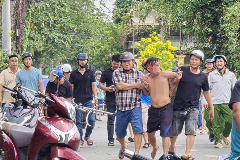 Khống chế người đàn ông cầm dao, biểu hiện bất thường trên đường phố TPHCM