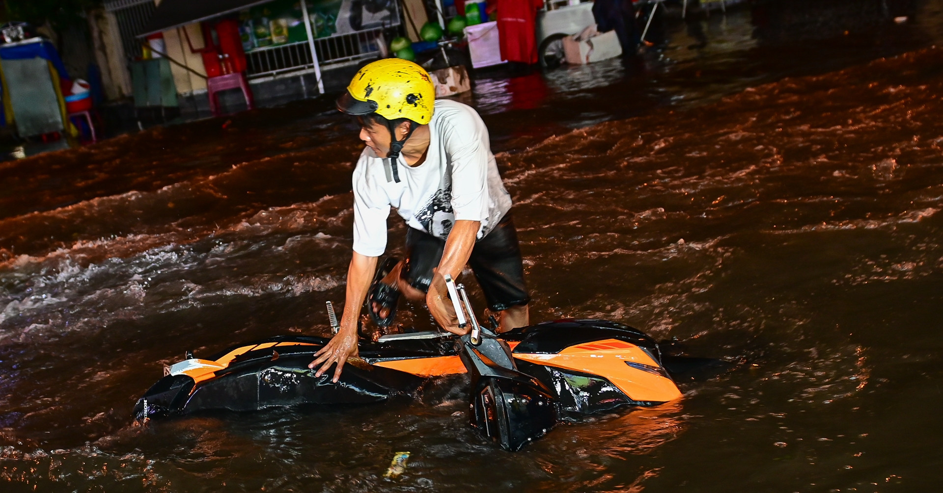 Mưa lớn cuối tuần, xe máy té nhào, người dân TPHCM bì bõm dắt xe lội nước