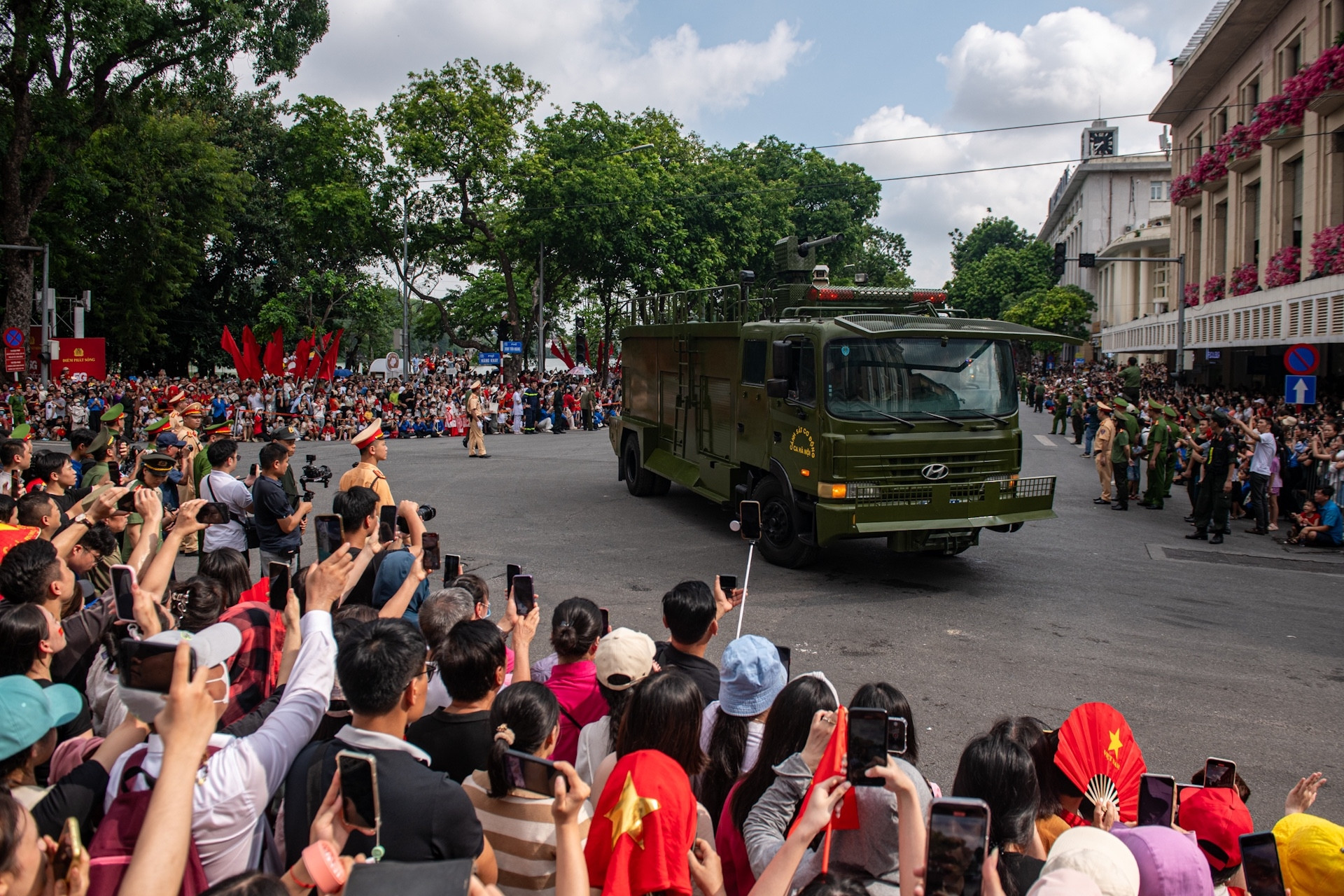 Người dân đổ về hồ Gươm xem Công an Hà Nội diễu hành