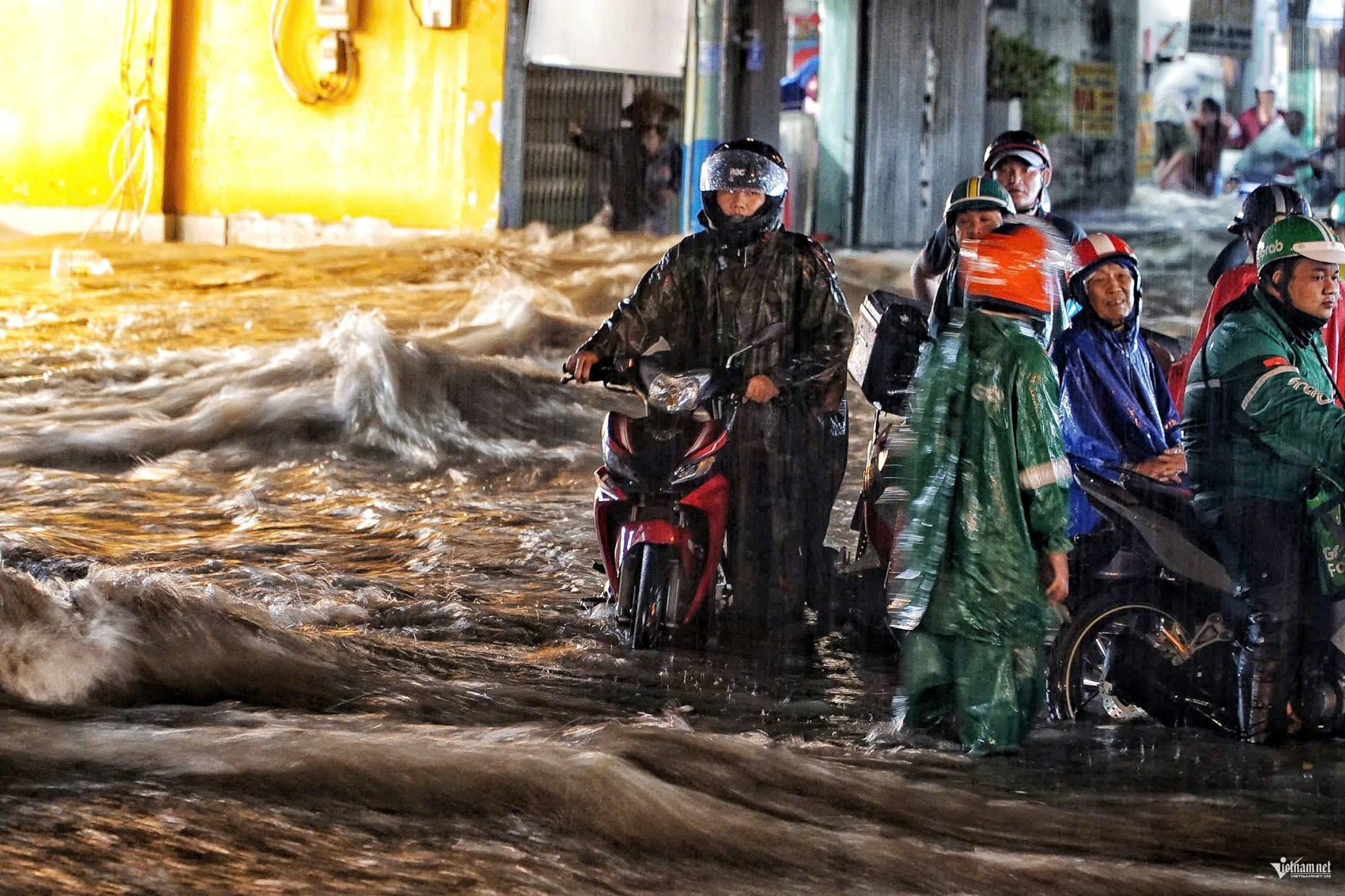 Nhiều khu vực mưa to cục bộ vào chiều tối và đêm nay, miền Bắc đến 80mm