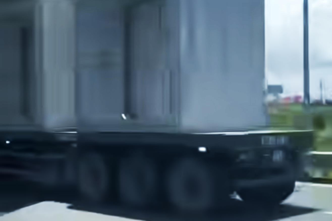 Ống cống bê tông nặng hàng tấn rơi khỏi xe đầu kéo xuống cao tốc