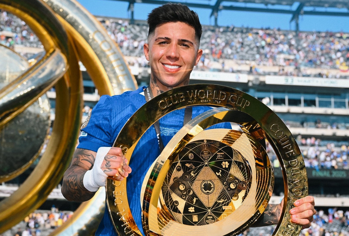 PSG vung tiền kéo Enzo Fernandez khỏi Chelsea