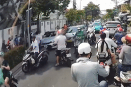 Vụ ẩu đả ở TPHCM: Triệu tập nhóm người đi ô tô, dựng lại hiện trường trong đêm