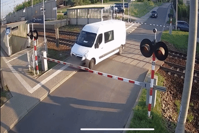 Vượt rào chắn đường ngang, xe tải bị tàu hỏa đâm kinh hoàng