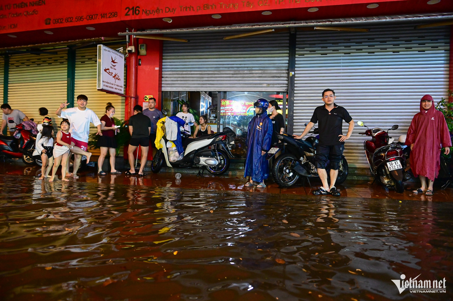 W-mưa ngập TPHCM   Nguyễn Huế 13.jpg