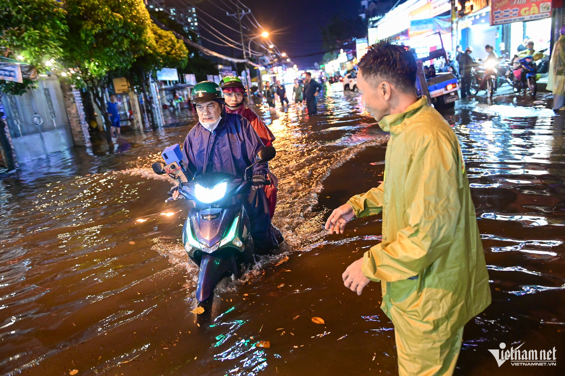W-mưa ngập TPHCM   Nguyễn Huế 14.jpg