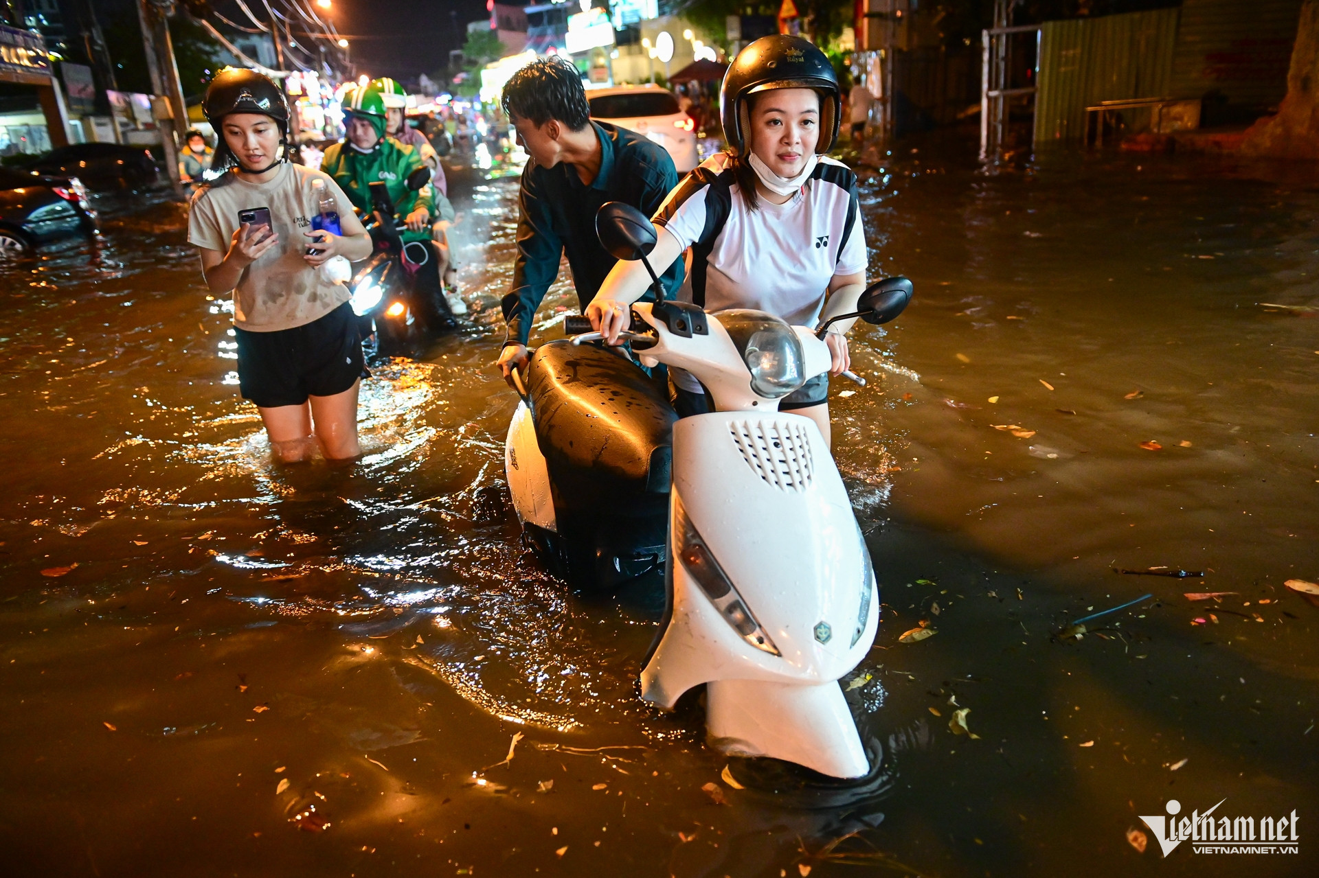 W-mưa ngập TPHCM   Nguyễn Huế 19.jpg
