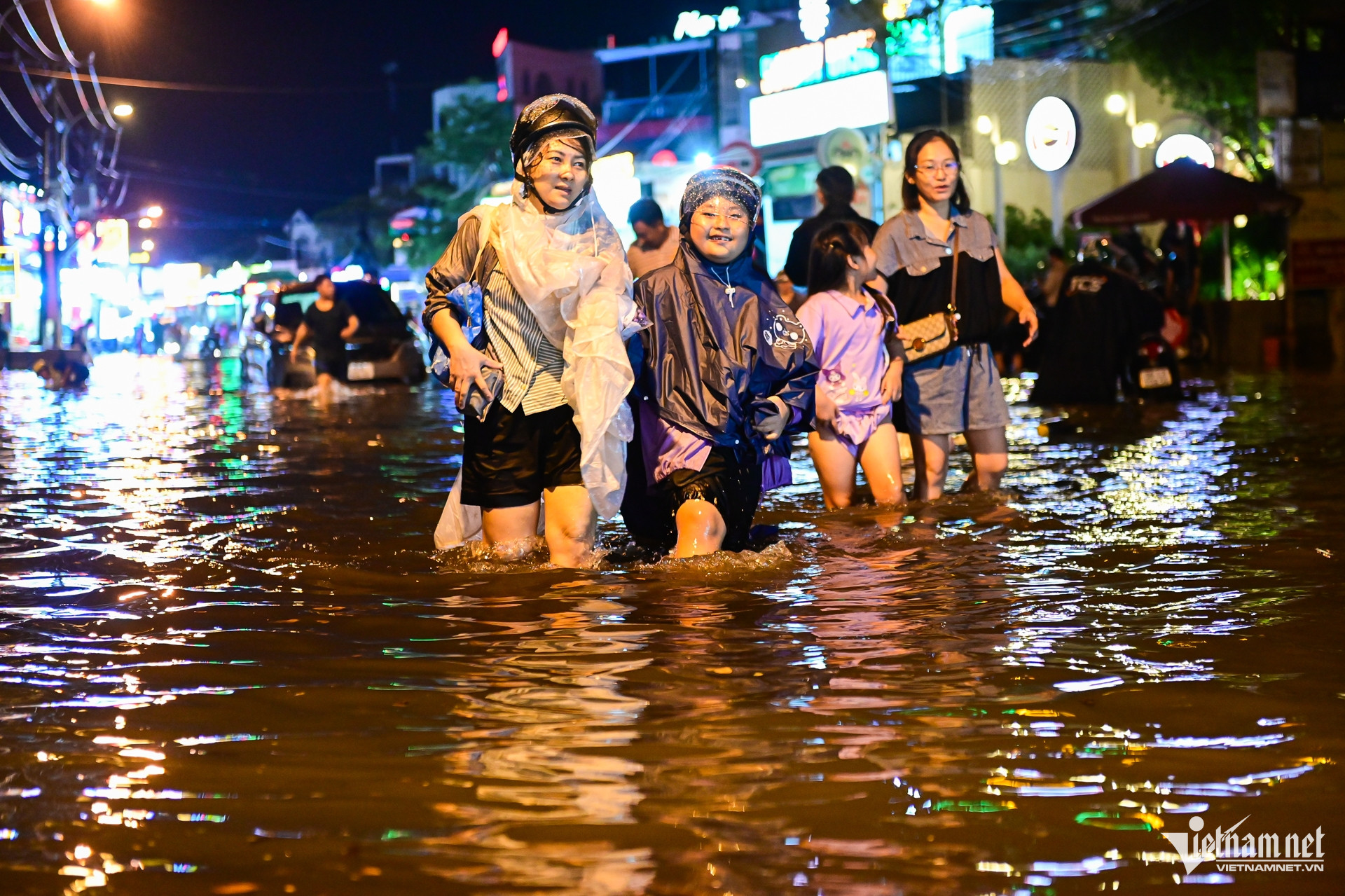W-mưa ngập TPHCM   Nguyễn Huế 23.jpg