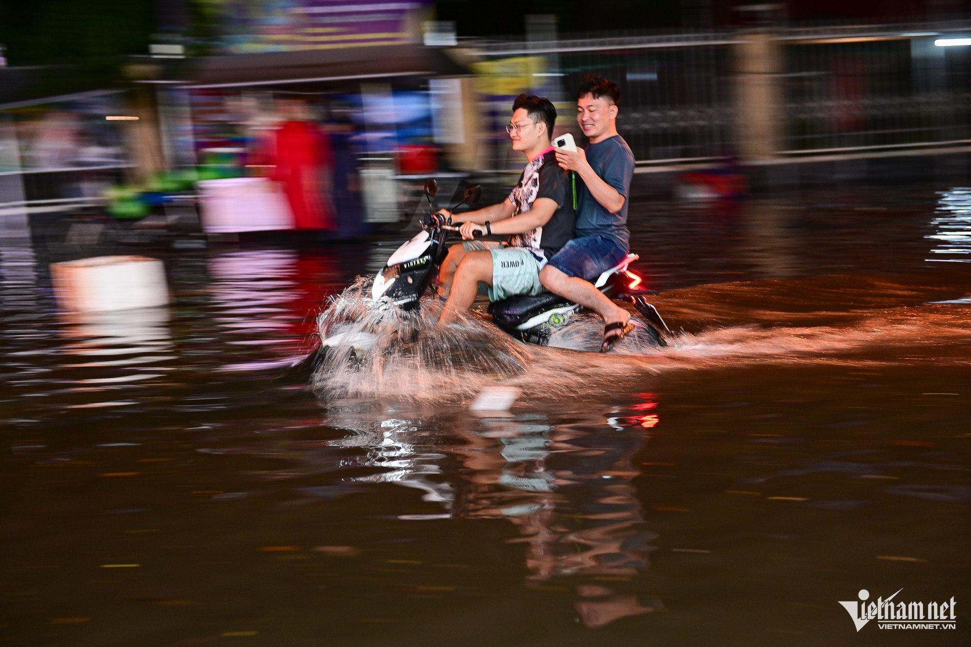 W-mưa ngập TPHCM   Nguyễn Huế 26.jpg
