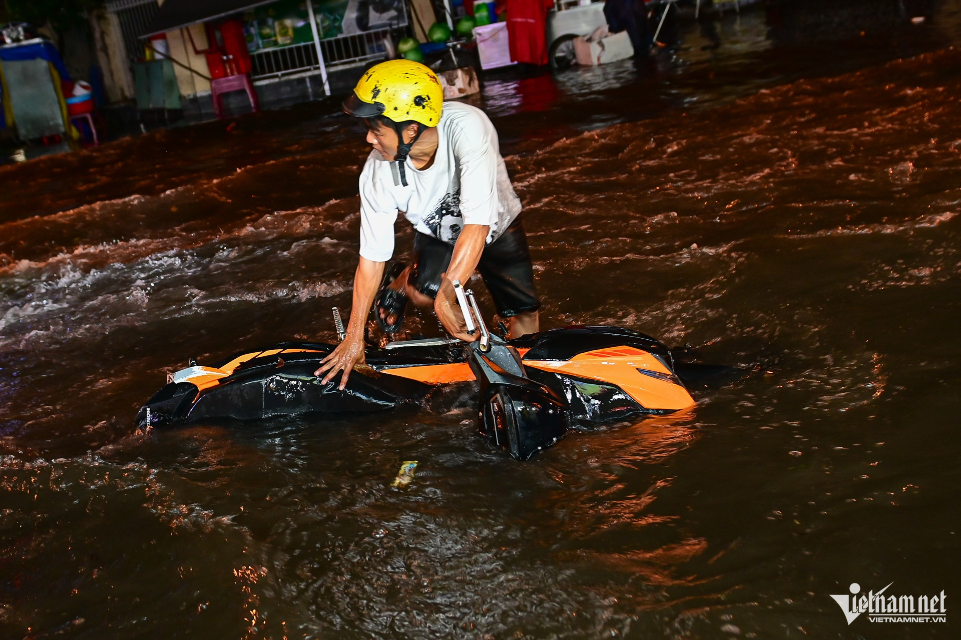 W-mưa ngập TPHCM   Nguyễn Huế 28.jpg