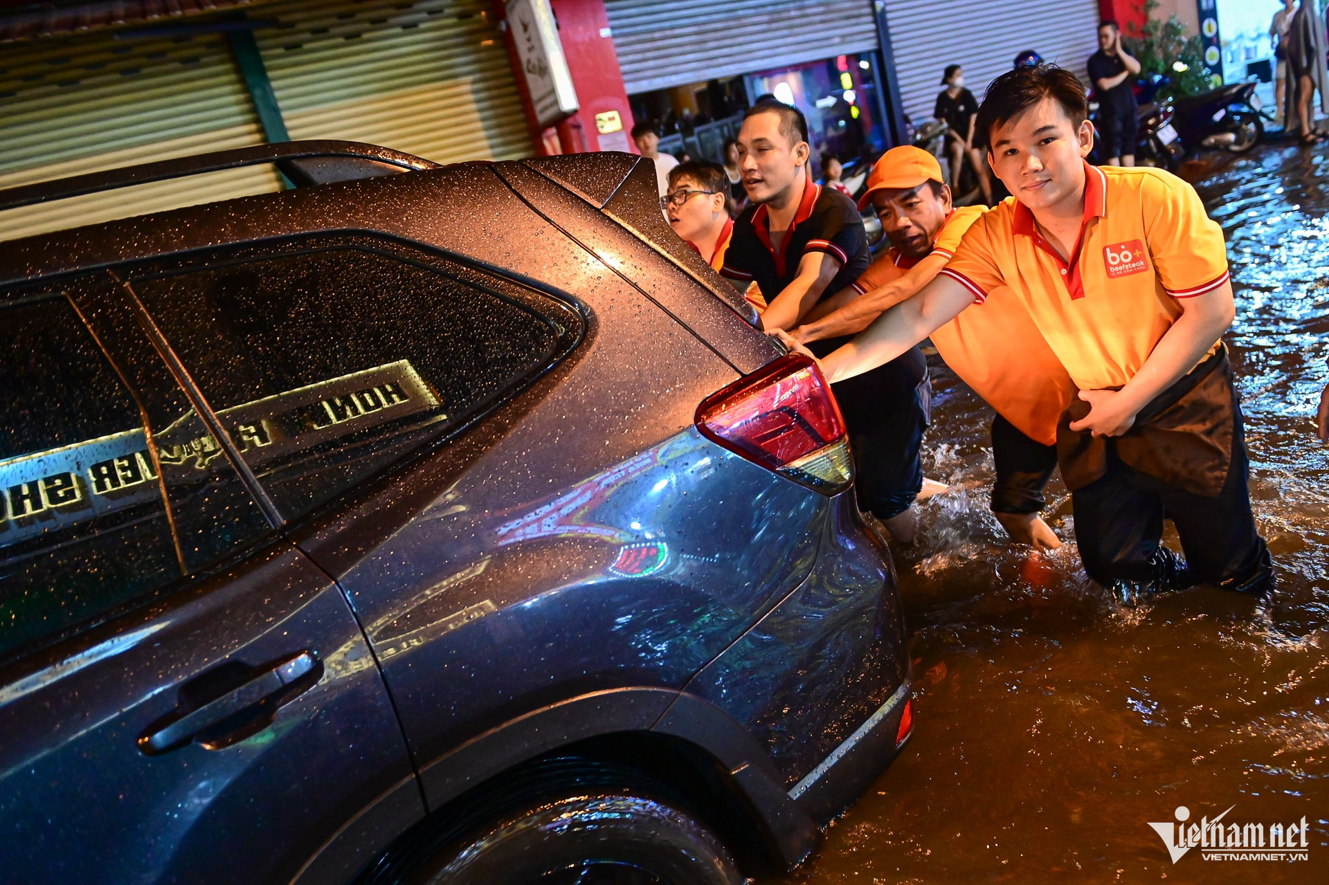 W-mưa ngập TPHCM   Nguyễn Huế 31.jpg