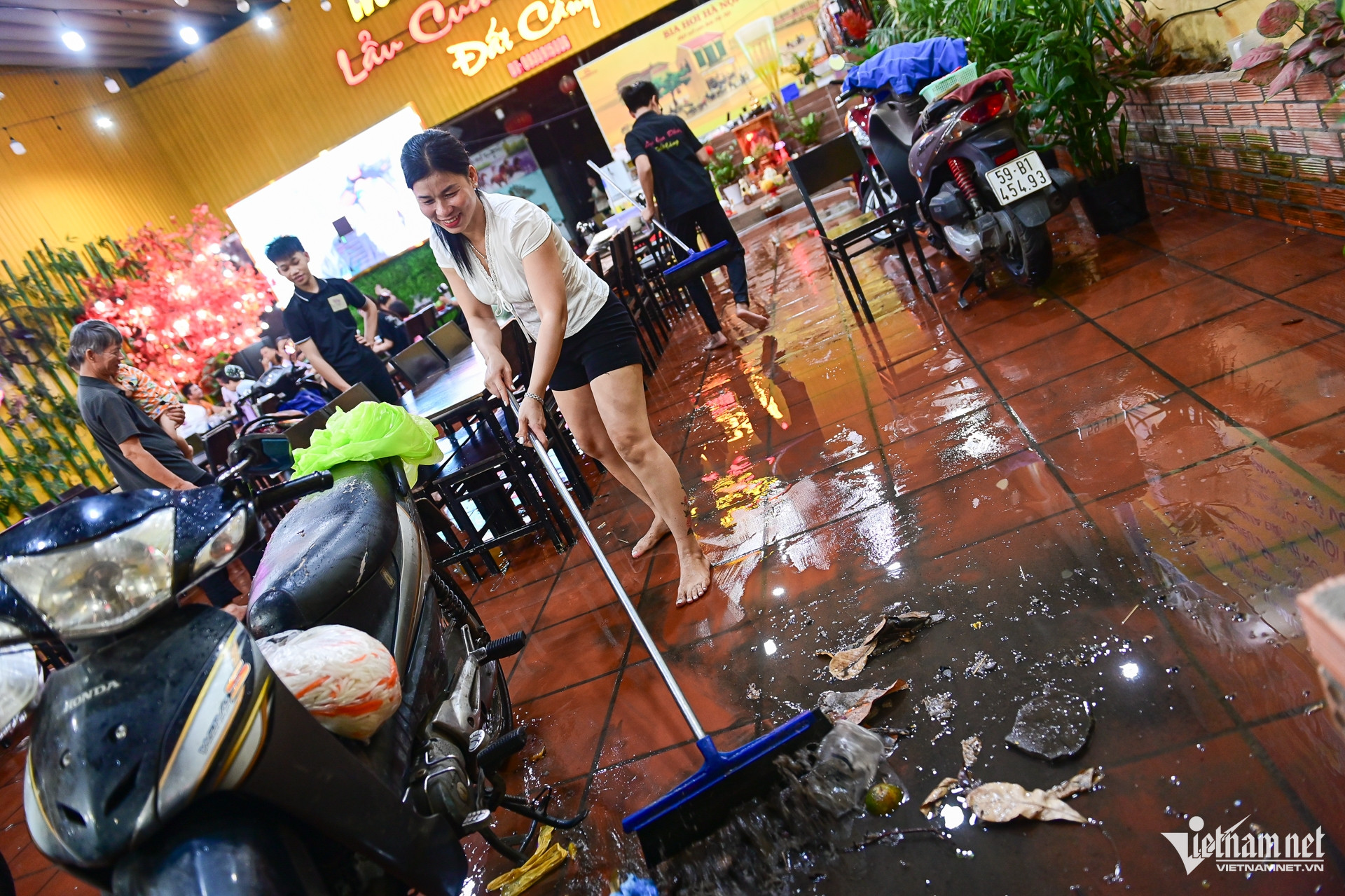 W-mưa ngập TPHCM   Nguyễn Huế 32.jpg