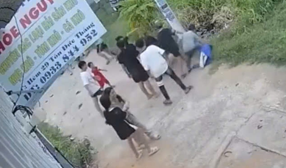 Bé gái 12 tuổi bị nhóm bạn đánh hội đồng ở phan thiết.jpg