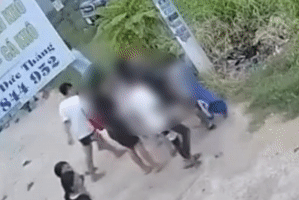 Bé gái 12 tuổi xuất hiện vết bầm tím, camera ghi lại sự thật phía sau